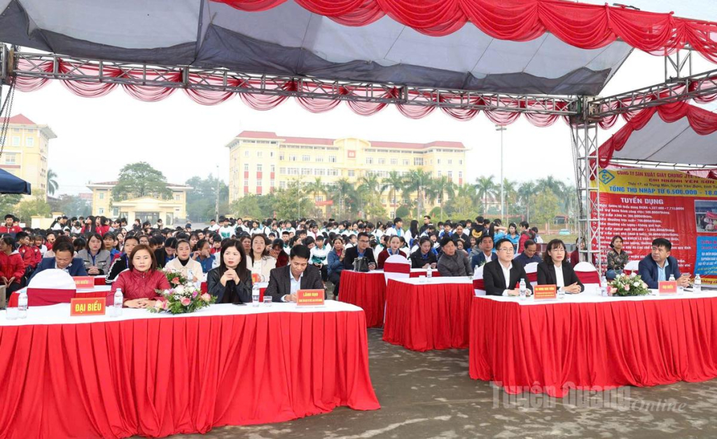 Các đại biểu tham dự phiên giao dịch việc làm.
