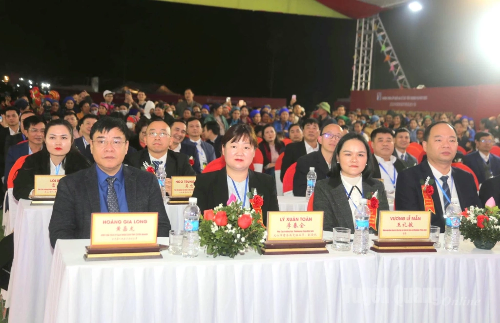 Phó Chủ tịch UBND tỉnh Hoàng Gia Long và các đại biểu dự buổi khai mạc.