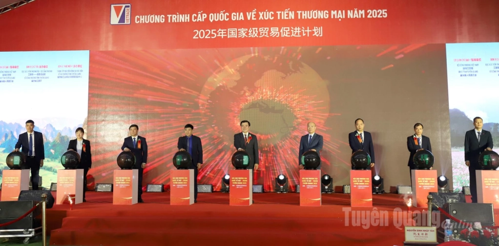 Các đại biểu thực hiện nghi thức khai mạc Hội chợ.