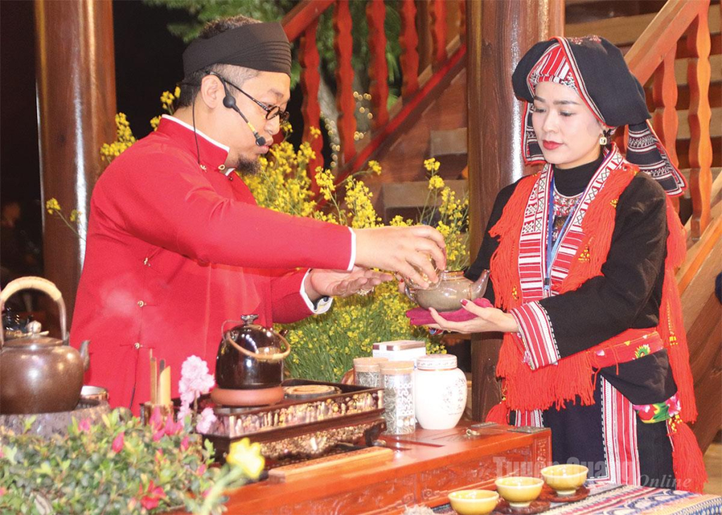 Trình diễn pha trà Shan tuyết trong không gian du lịch cộng đồng, mang đến trải nghiệm độc đáo về văn hóa trà vùng cao Tuyên Quang.