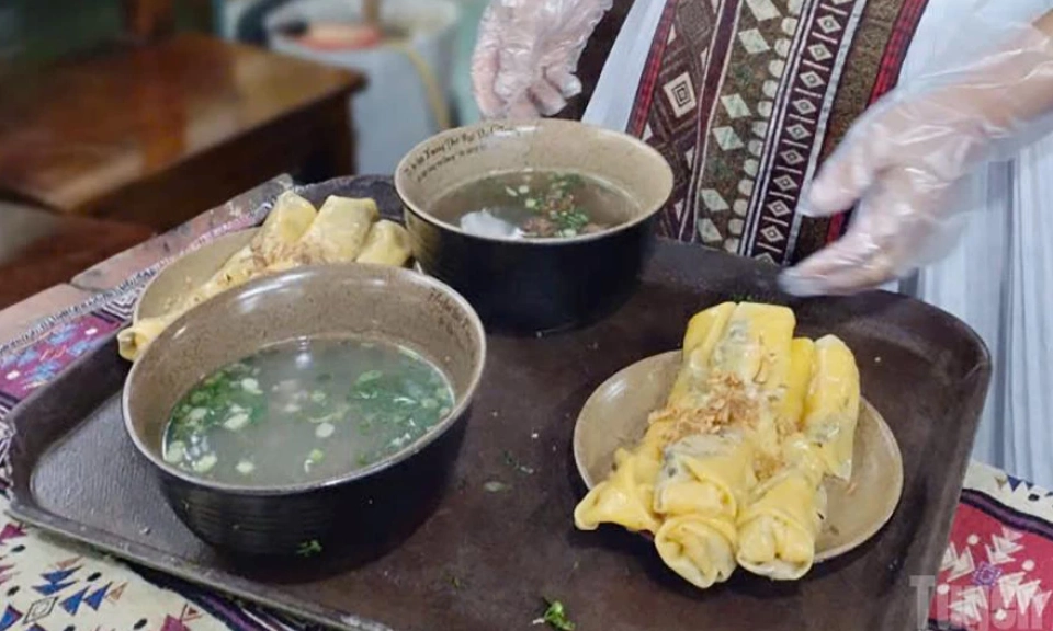 Steamed corn rolls