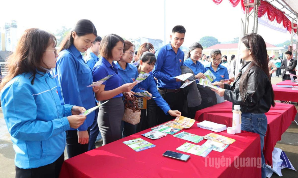 Gần 1.000 học sinh, sinh vi&ecirc;n, người lao động tham gia phi&ecirc;n giao dịch việc l&agrave;m x&atilde; Y&ecirc;n Sơn