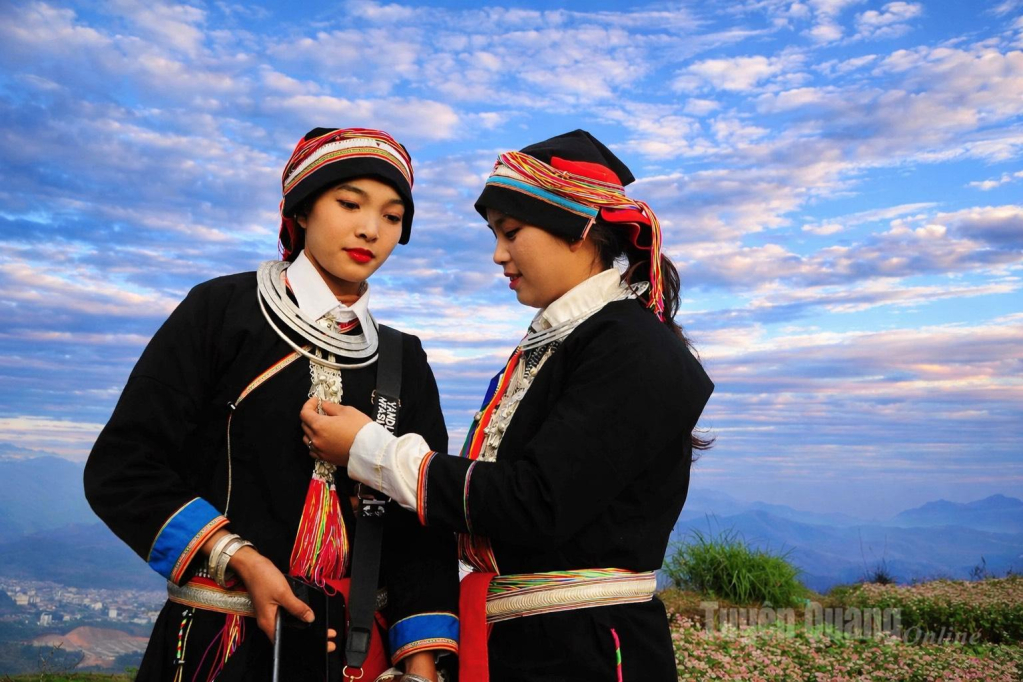 Phụ nữ dân tộc Dao áo dài, thôn Cao Bành, phường Hà Giang 1