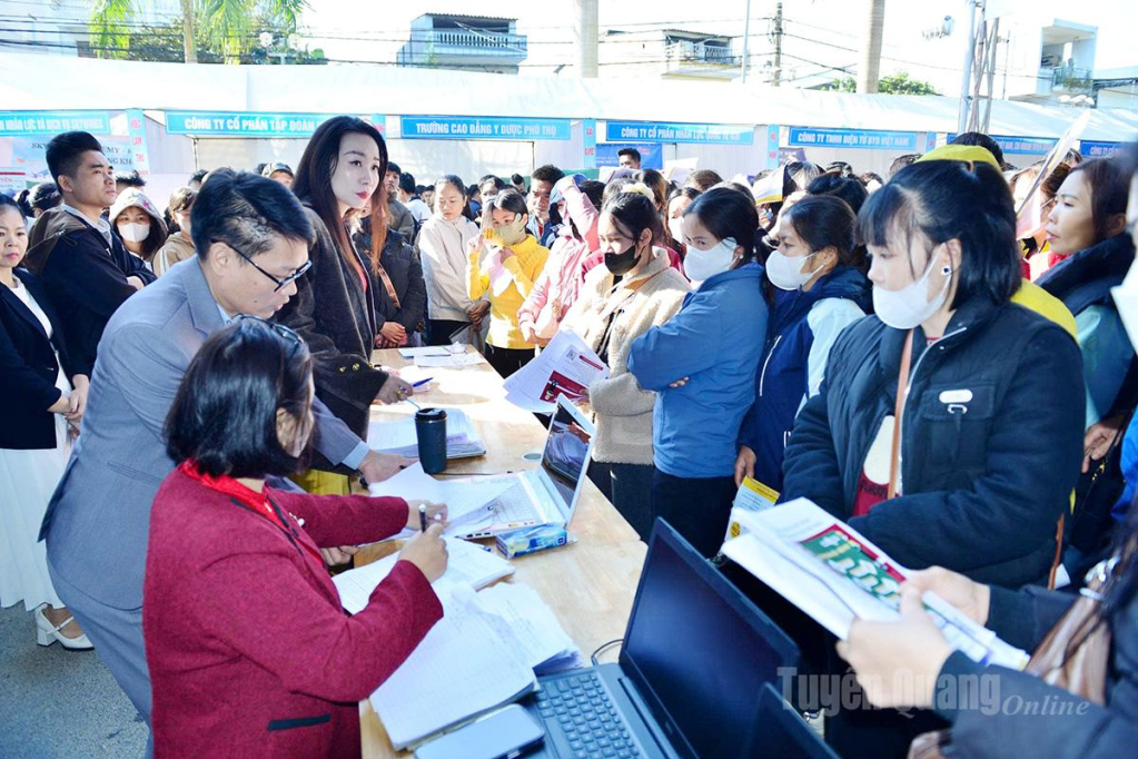 Trung tâm Dịch vụ  Việc làm và Lưu trữ lịch sử  phối hợp với các đơn vị,  doanh nghiệp tổ chức  tư vấn, hướng nghiệp  cho học sinh và  người lao động  trên địa bàn tỉnh.