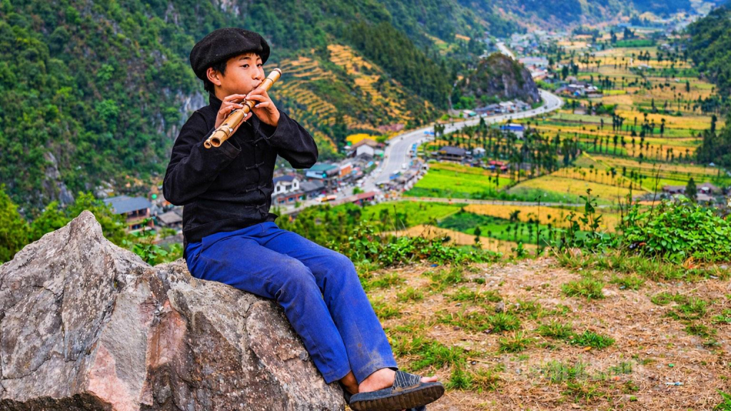 Điệu sáo ngày Xuân. Trong ảnh: Thổi sáo trên thung lũng Sủng Là, xã Phó Bảng