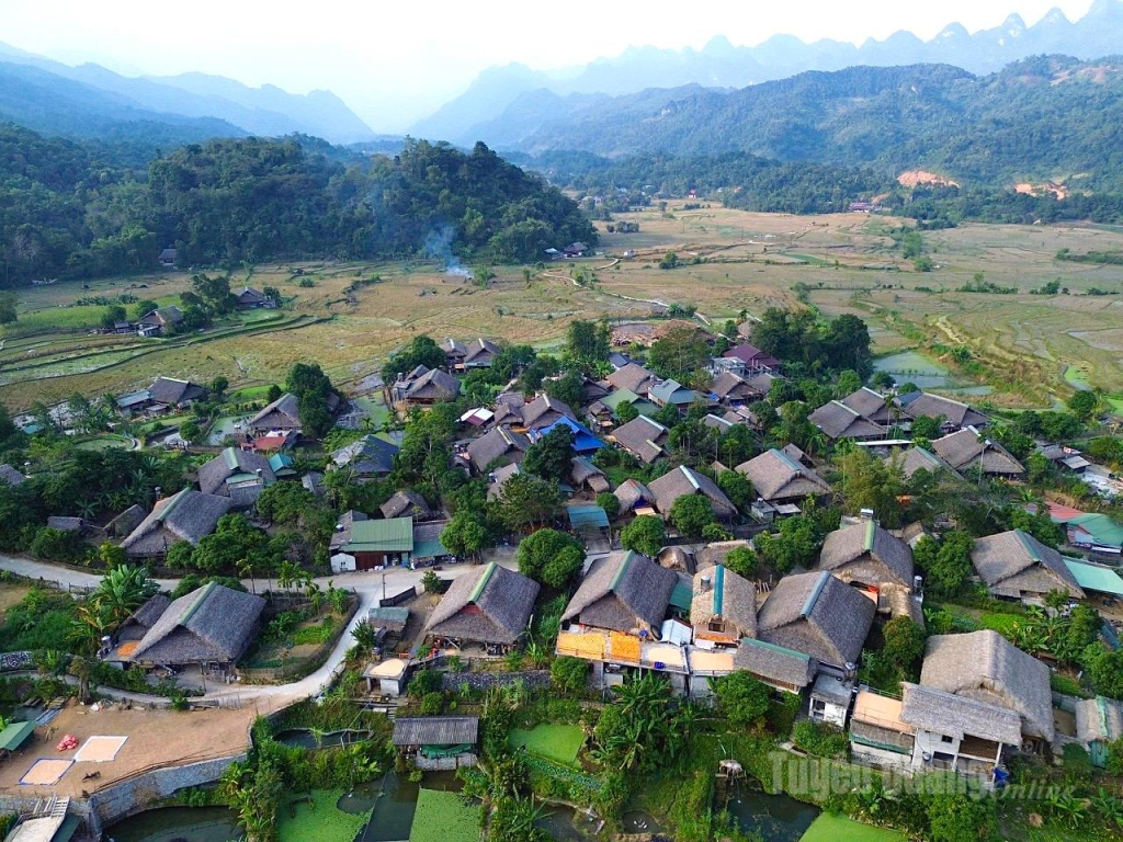 Nét đặc sắc của làng là những ngôi nhà sàn truyền thống lợp lá cọ.