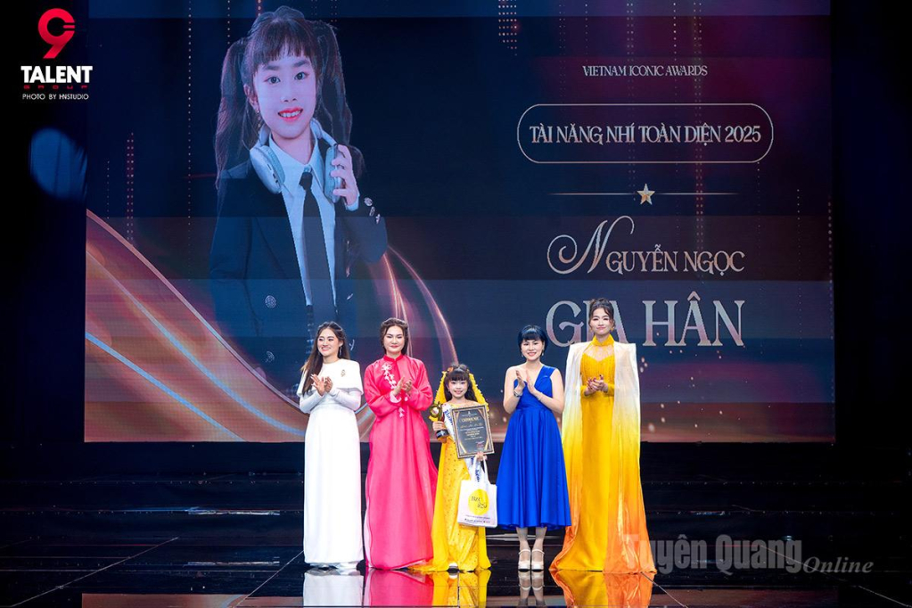 Ban tổ chức trao giải thưởng Tài năng nhí toàn diện khu vực miền Bắc cho em Nguyễn Ngọc Gia Hân.