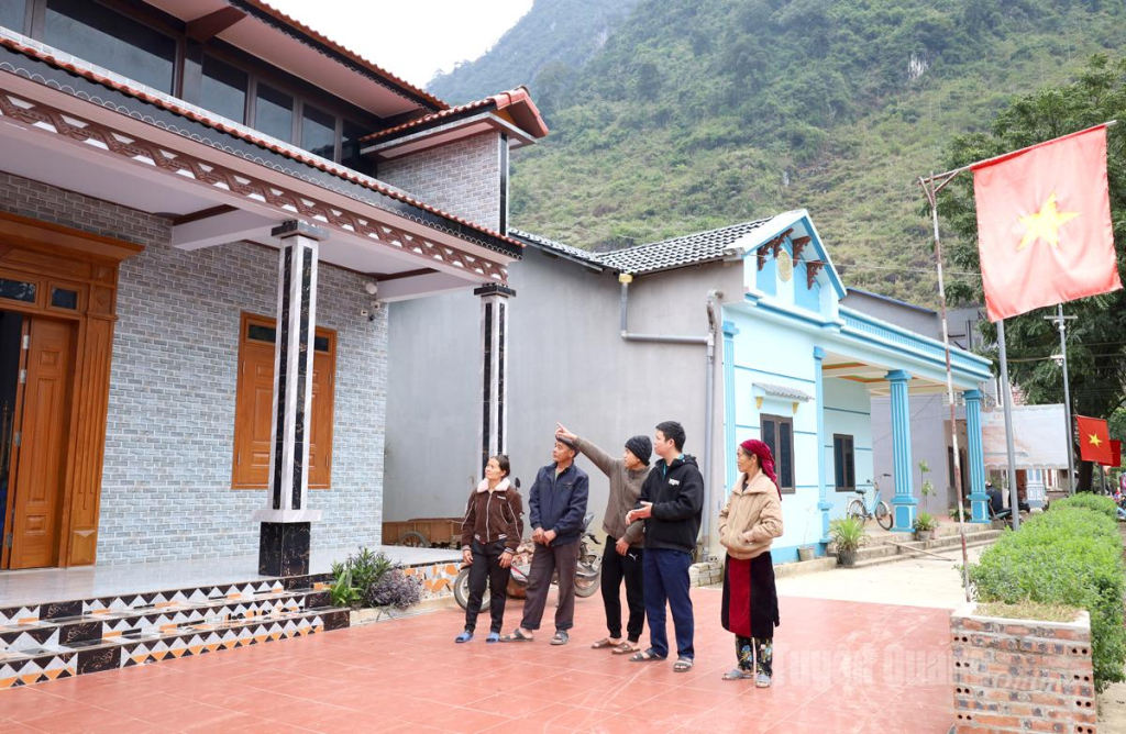 Những ngôi nhà mới khang trang ở xã Cán Tỷ được xây dựng từ nguồn hỗ trợ của Chương trình Mục tiêu quốc gia về giảm nghèo bền vững.