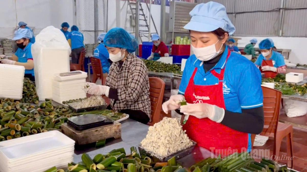 HTX chả ốc nhồi ống lam Chiến Thắng, phường Minh Xuân đẩy mạnh sản xuất cuối năm.