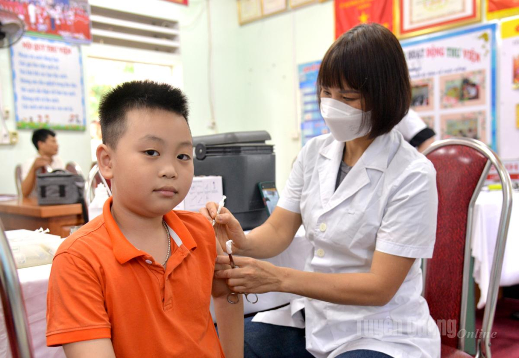  bác sĩ Trạm Y tế phường Hà Giang 2 tiêm chủng vắc xin phòng bệnh  cho trẻ em.