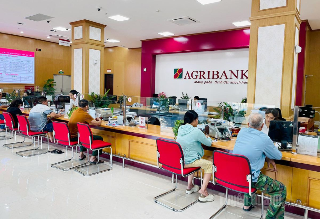 Khách hàng giao dịch tại trụ sở chính chi nhánh Agribank Tuyên Quang.