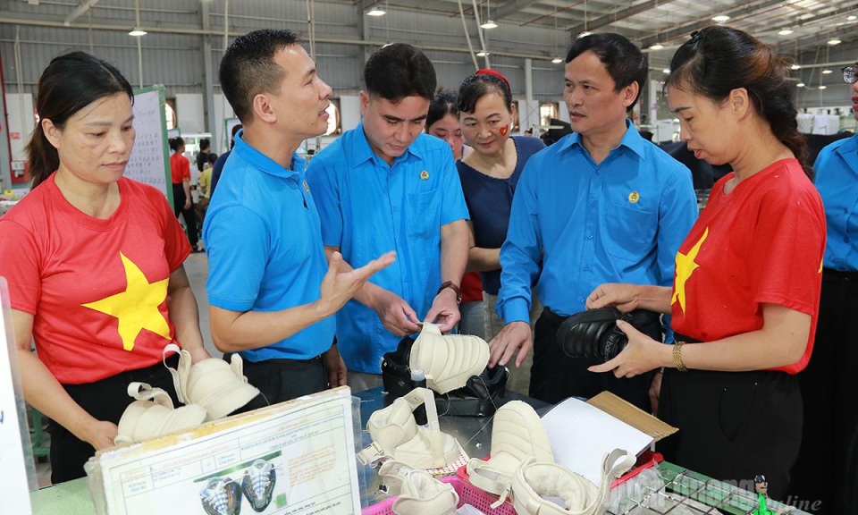 Đổi mới thể chế đ&aacute;p ứng y&ecirc;u cầu từ thực tiễn