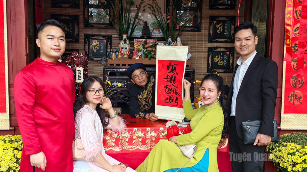 Visitors request calligraphy at the start of Spring, entrusting their wishes for success, career advancement and peace in the new year.