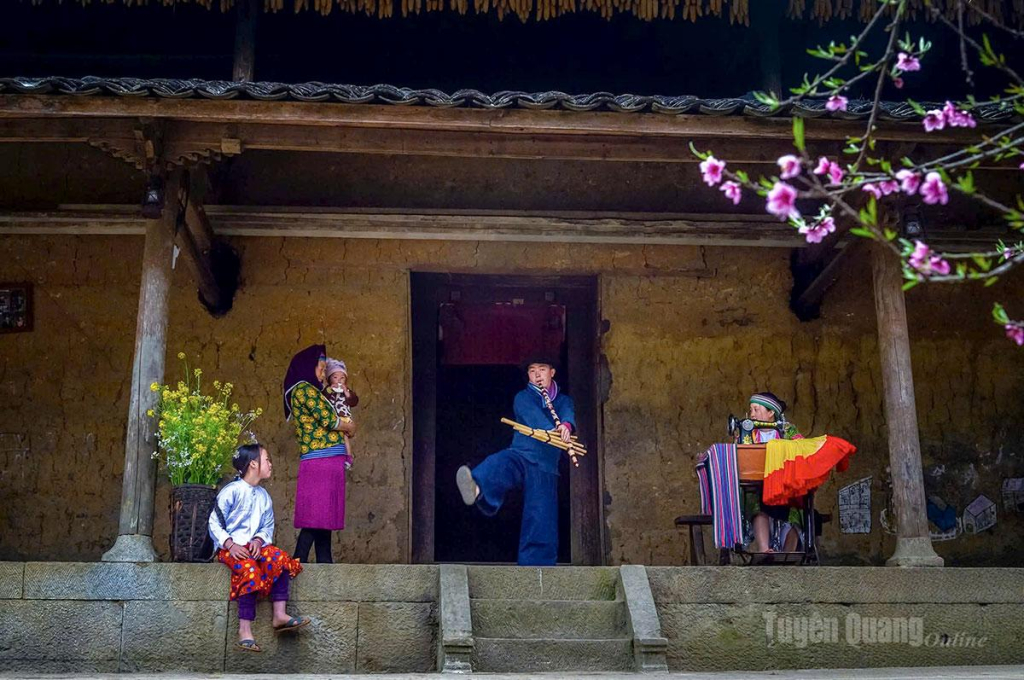 The khen dance has long been a distinctive cultural feature of Hmong young men and women during Tet celebrations.