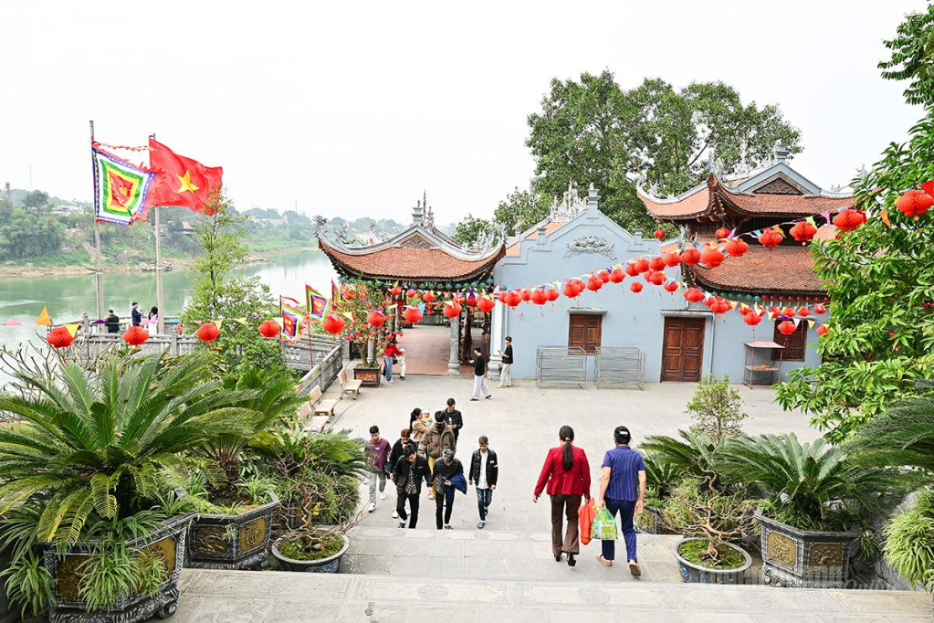 At Thuong Temple in Nong Tien Ward, large crowds gathered for worship on the first day of the Lunar New Year.