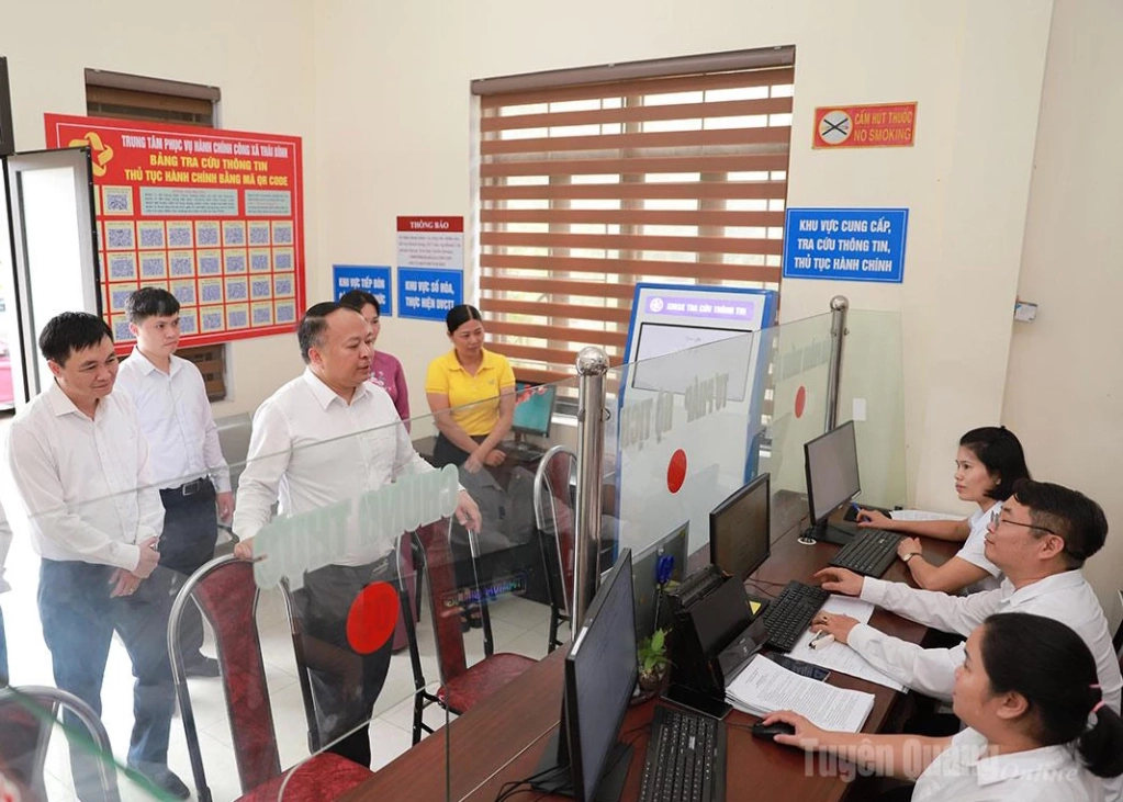 Chairman of the Provincial People’s Committee Phan Huy Ngoc inspects operations at the Public Administrative Service Center of Thai Binh Commune.