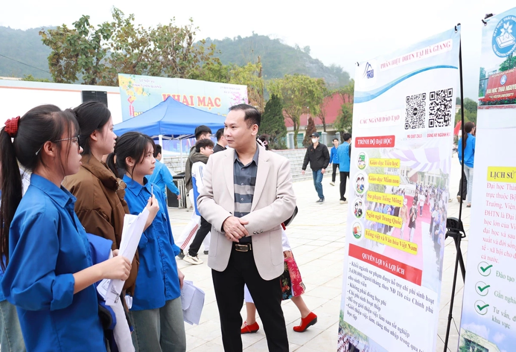 Các doanh nghiệp tư vấn, giới thiệu việc làm trực tiếp tại phiên giao dịch.