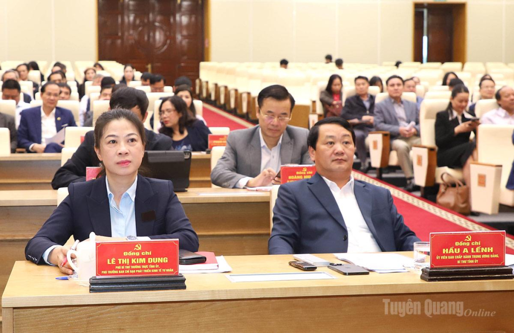 Bí thư Tỉnh ủy Hầu A Lềnh và Phó Bí thư Thường trực Tỉnh ủy dự hội nghị tại điểm cầu tỉnh Tuyên Quang.