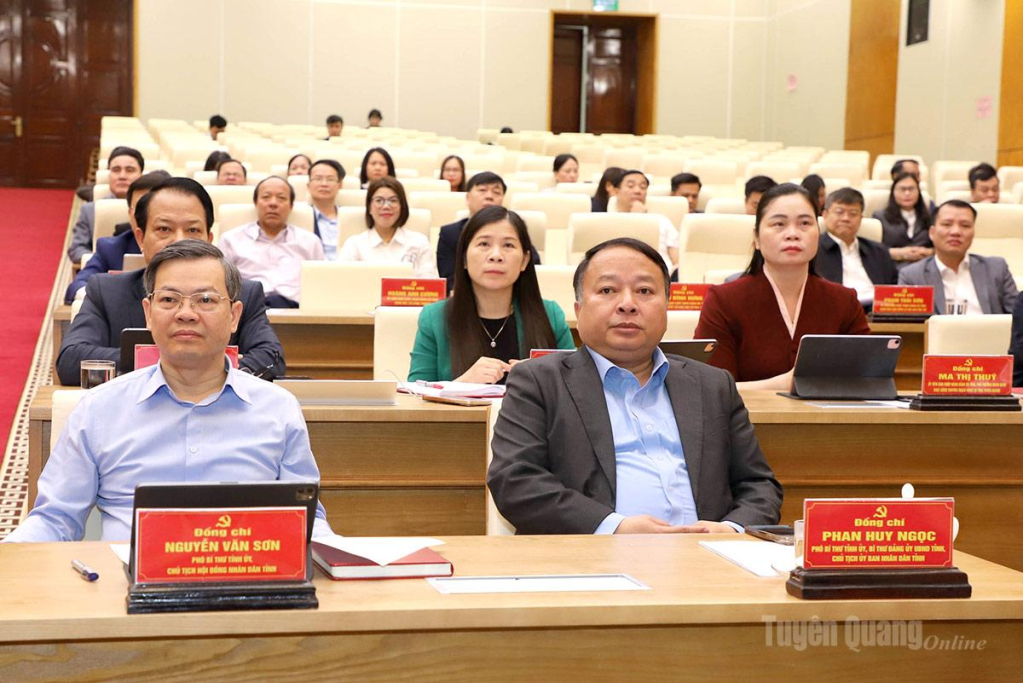 Phó Bí thư Tỉnh ủy, Chủ tịch HĐND tỉnh và Phó Bí thư Tỉnh ủy, Chủ tịch UBND tỉnh Phan Huy Ngọc dự hội nghị.