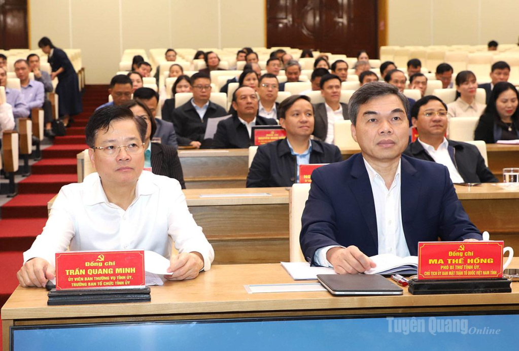Phó Bí thư Tỉnh ủy, Chủ tịch Ủy ban MTTQ tỉnh Ma Thế Hồng và Trưởng ban Tổ chúc Tỉnh ủy Trần Quang Minh dự hội nghị.