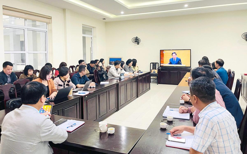 Các đại biểu dự tại điểm cầu Báo và phát thanh, truyền hình Tuyên Quang tại cơ sở 2, phường Hà Giang 1, tỉnh Tuyên Quang. Ảnh: Hải Đăng
