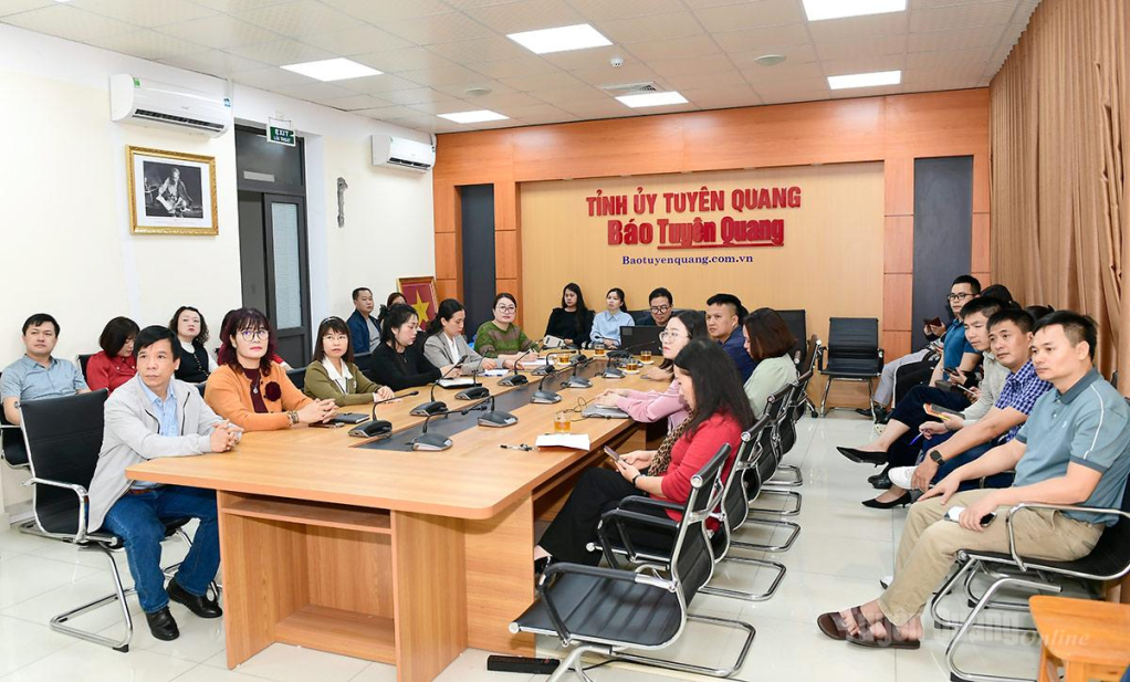 Đại biểu dự hội nghị điểm cầu Báo và phát thanh, truyền hình Tuyên Quang tại trụ sở đường Nguyễn Hữu Thọ, tổ Tân Hà 16, phường Minh Xuân. Ảnh: Quốc Việt