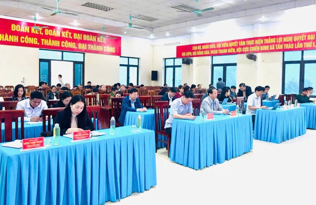 Các đại biểu dự hội nghị tại điểm cầu xã Tân Trào. Ảnh Lý Thu