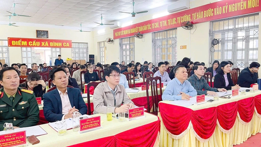 Các đại biểu dự hội nghị tại điểm cầu xã Bình Ca.