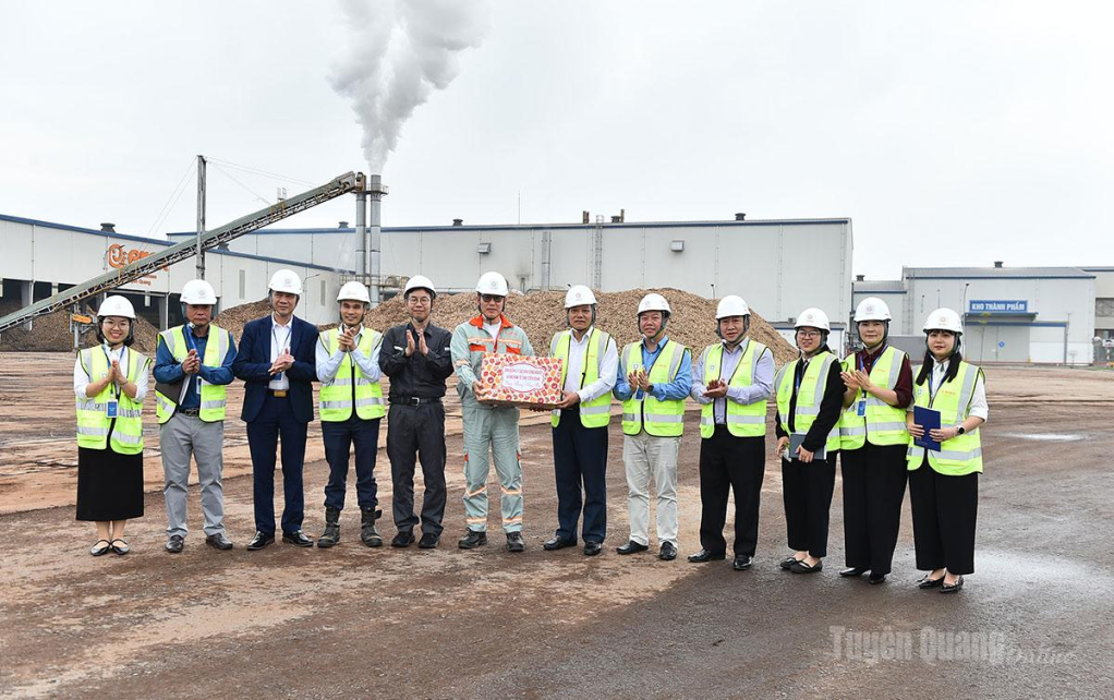 Lãnh đạo Ban Quản lý các khu công nghiệp và kinh tế cửa khẩu tặng quà cán bộ, công nhân Nhà máy Erex Sakura Biomass Tuyên Quang.