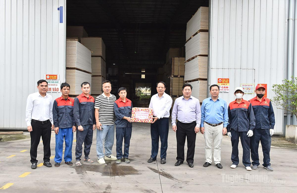 Các đống chí lãnh đạo Ban Quản lý các khu công nghiệp và kinh tế cửa khẩu tặng quà công nhân Nhà máy gỗ ván ép Sao Việt Plywood – Công ty TNHH Sao Việt Tuyên Quang.