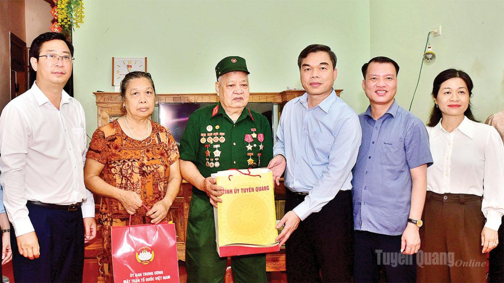 Đồng chí Ma Thế Hồng, Phó Bí thư Tỉnh ủy, Chủ tịch Ủy ban Mặt trận Tổ quốc Việt Nam  tỉnh Tuyên Quang tặng quà thương binh Đặng Quang Hưng, thôn Yên Bình, xã Chiêm Hóa.