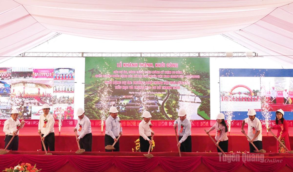 Các đại biểu thực hiện nghi lễ khởi công dự án Trường Phổ thông Nội trú liên cấp Tiểu học và Trung học cơ sở Thanh Thủy, xã Thanh Thủy.