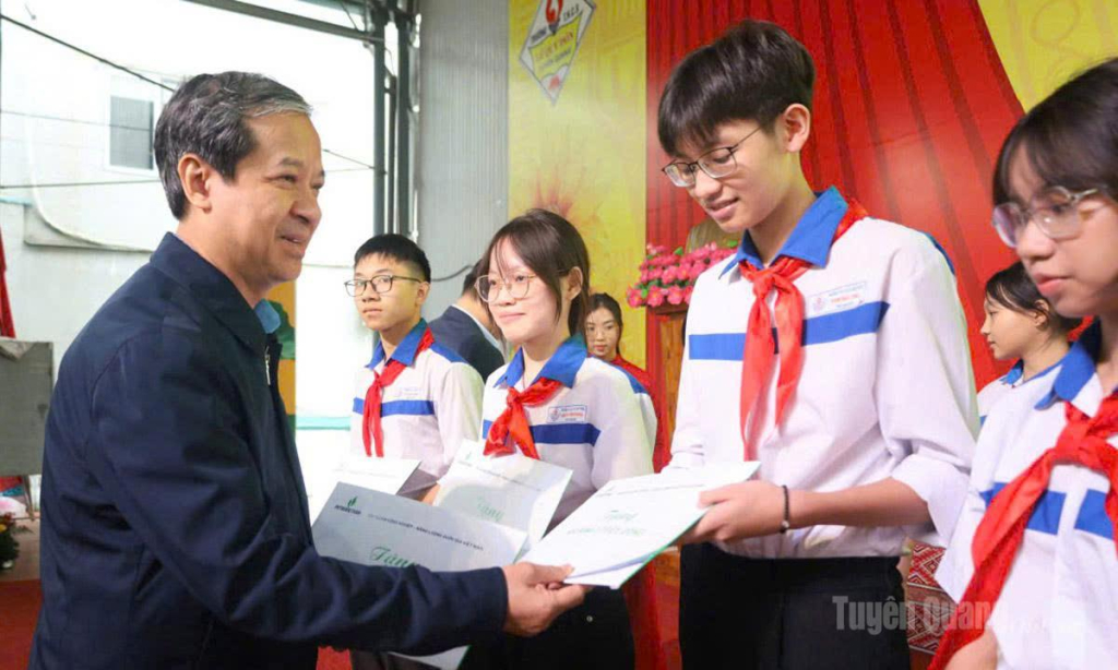 Bộ trưởng Bộ Giáo dục và Đào tạo Nguyễn Kim Sơn trao học bổng cho học sinh có thành tích trong học tập Trường THCS Lê Quý Đôn.