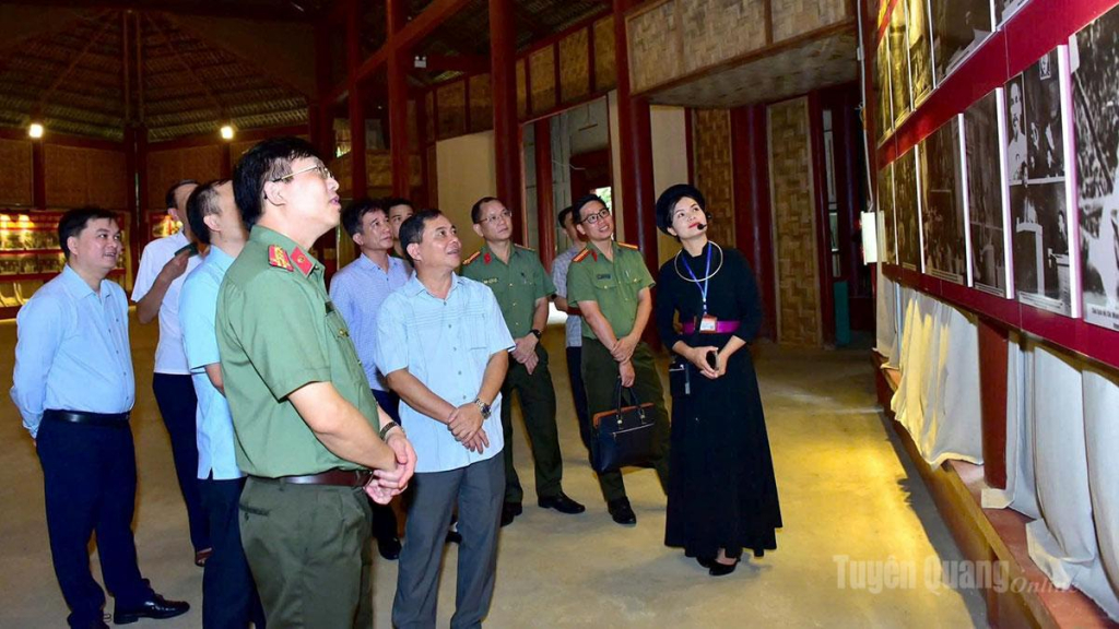 Các đại biểu tham quan nơi diễn ra Đại hội toàn quốc lần thứ II của Đảng.