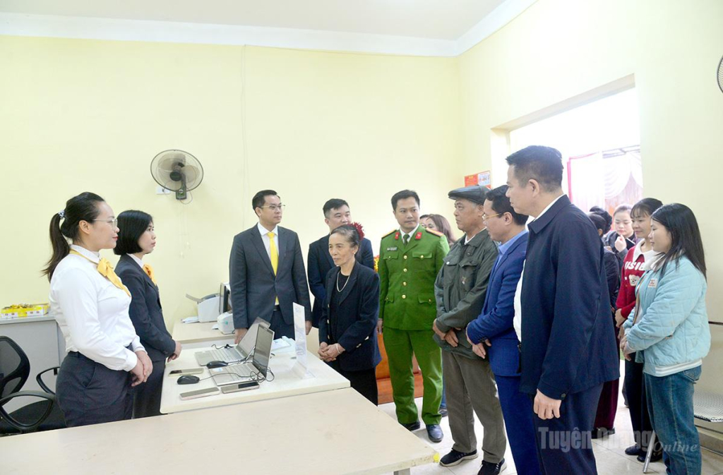 Các đại biểu tham quan mô hình Đại lý dịch vụ công trực tuyến tại xã Nhữ Khê.