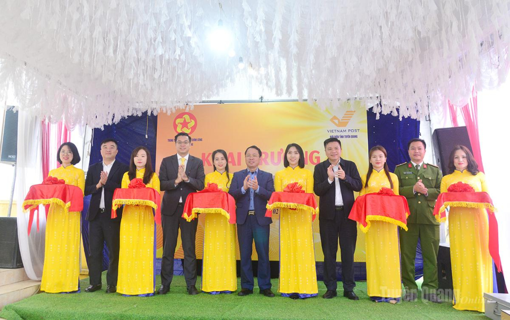 Các đại biểu cắt băng khai trương mô hình Đại lý dịch vụ công trực tuyến tại xã Nhữ Khê.