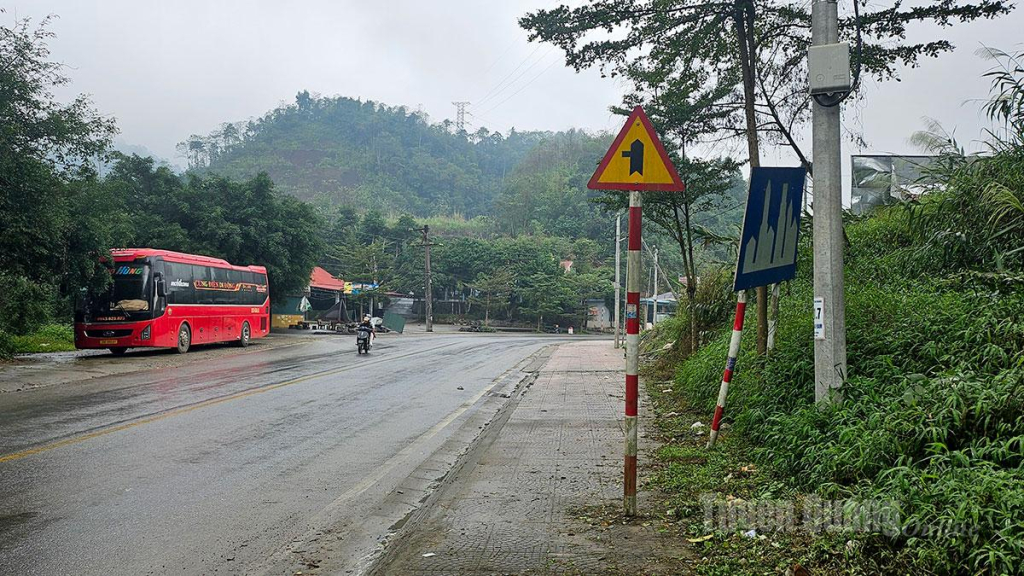 Một biển báo giao thông bị lệch trụ, gây khó khăn cho người tham gia giao thông trong nhận biết thông tin cảnh báo.