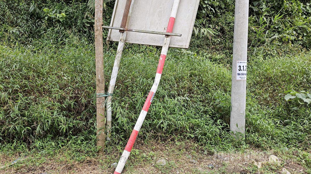 Biển báo giao thông bị nghiêng, cong vênh, không bảo đảm vị trí và góc quan sát theo quy chuẩn