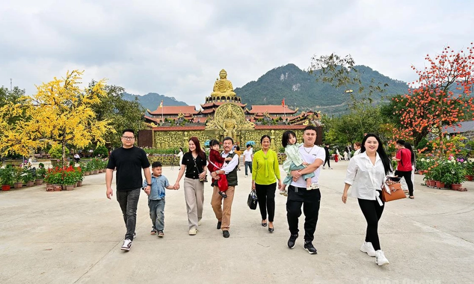 People flock to temples and pagodas for peace at Lunar New Year