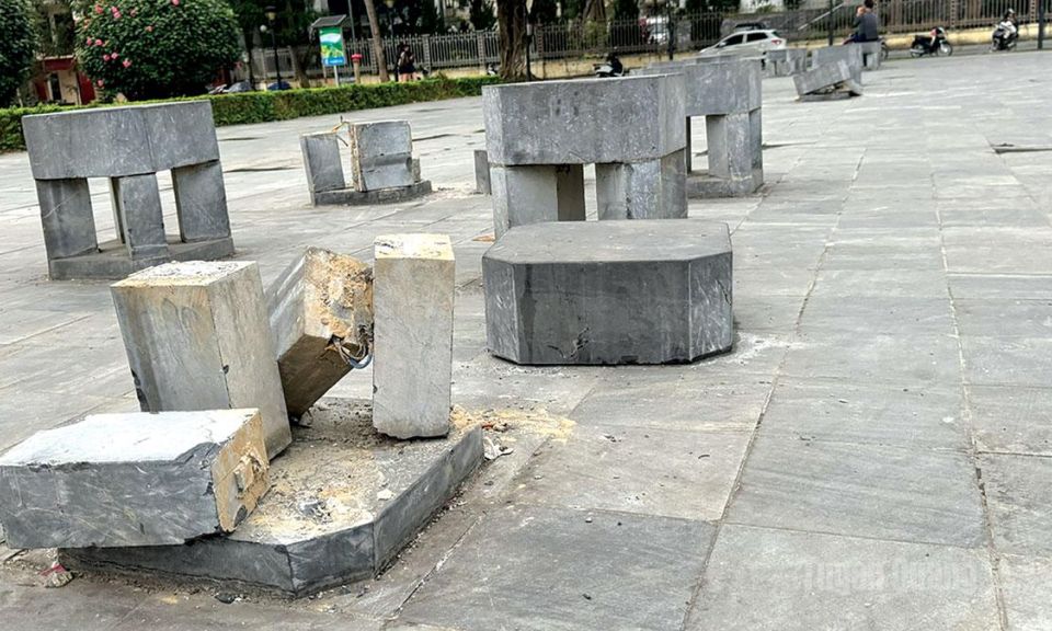 Khẩn trương sửa chữa, thay thế ghế đ&aacute; hư hỏng tại Quảng trường 26/3 phường H&agrave; Giang 1