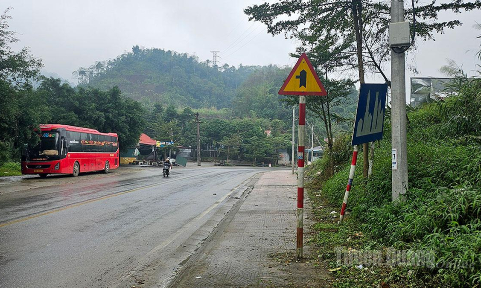 Cần sớm khắc phục biển b&aacute;o giao th&ocirc;ng bị hư hỏng, hạn chế nhận biết th&ocirc;ng tin cảnh b&aacute;o