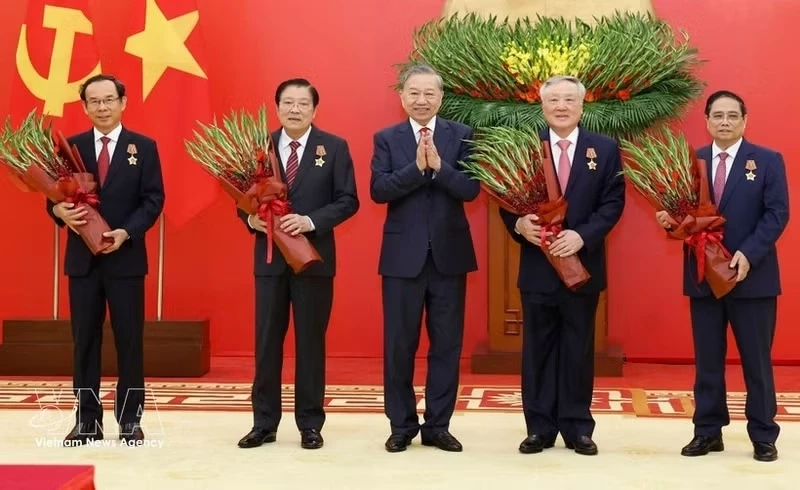 Party General Secretary To Lam presents the Military Exploit Order to high-ranking officials (Photo: VNA)