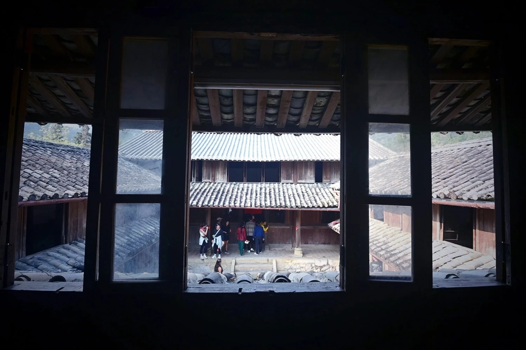 The entire complex covers about 3,000 square meters and is divided into three main sections: the front, middle, and rear quarters. Each area serves a distinct function, arranged scientifically and practically to meet the needs of living, hosting guests, working, and defense.