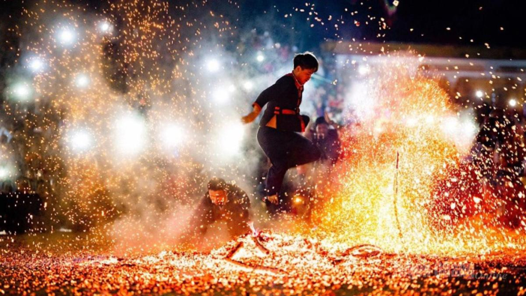 Among the folk cultural treasures of the Pa Then, the Fire Dancing Festival stands out as one of the most distinctive and sacred rituals. The ceremony is typically held from the tenth lunar month to the first lunar month of the following year, after the harvest season, as a way to give thanks to deities and pray for peace and prosperity in the new year.