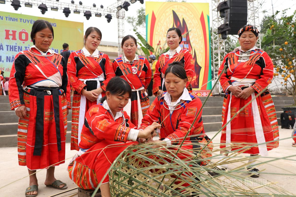 Pa Then culture is vividly expressed through language, customs, festivals, folk arts, housing architecture, and traditional handicrafts.