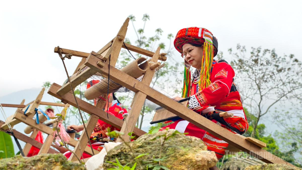 Members of the group have proactively and creatively incorporated written motifs and various patterns into their embroidery to produce brocade souvenirs, helping generate additional income for local women.