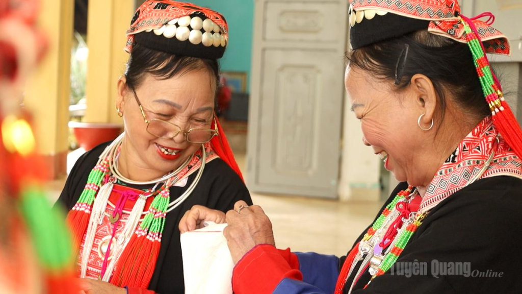 Headscarves and chest coverings are also richly decorated with vibrant patterns inspired by nature, expressing a deep love for their homeland and country.