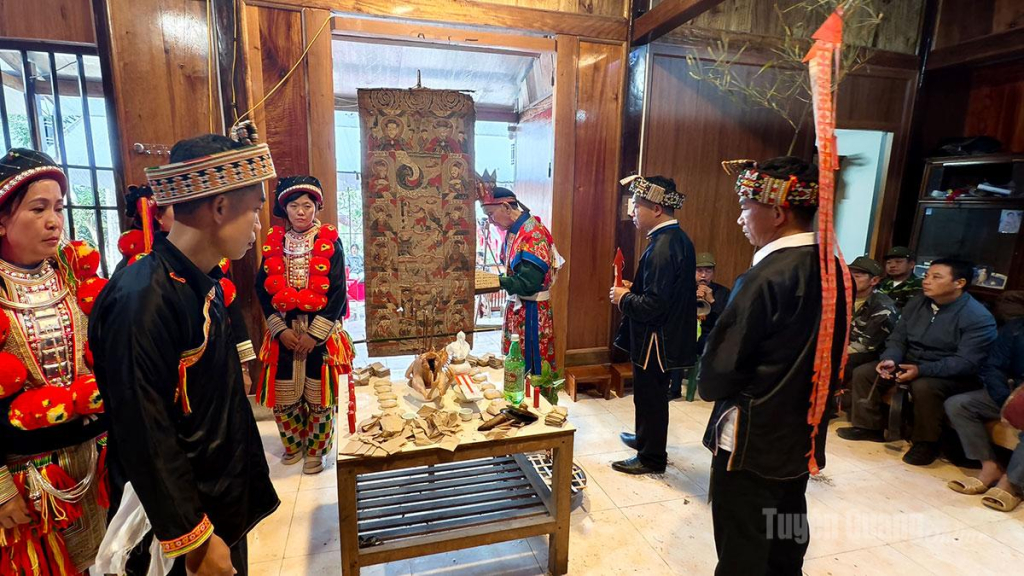 The main offering table is placed at the central position inside the host family’s house.