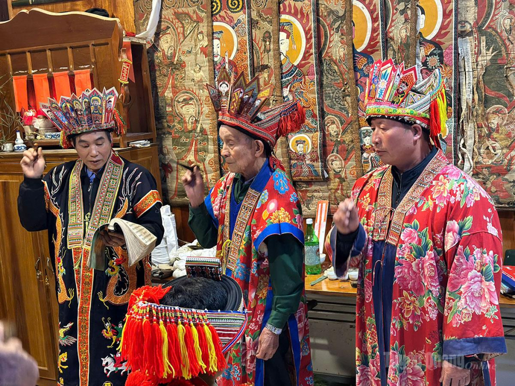 Three ritual masters perform the lamp-granting ritual for the initiates. Among the Red Dao in Tuyen Quang, Cap Sac ceremonies usually involve three-lamp or seven-lamp initiations, while only clan leaders are eligible to hold the highest level ceremony with twelve lamps.