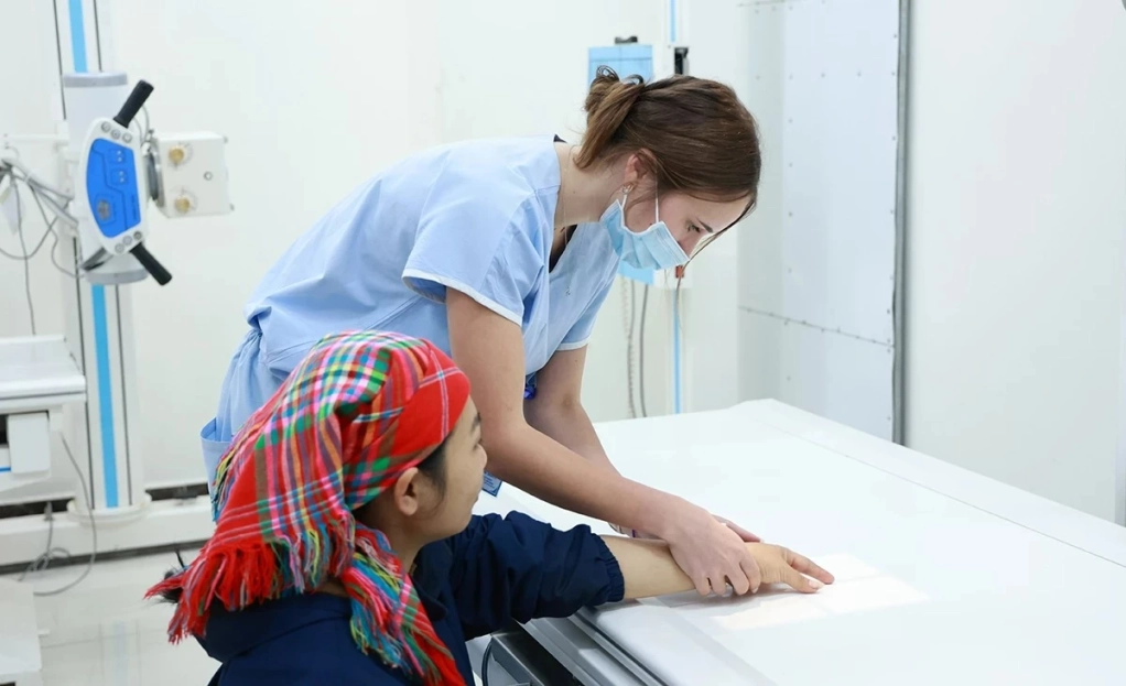 As it is her first time in Vietnam, Bonnie still faces difficulties due to the language barrier. Nevertheless, she remains eager to listen to doctors’ guidance, proactively studies professional procedures, and expresses appreciation for the opportunity to access a wide range of real-life clinical cases.